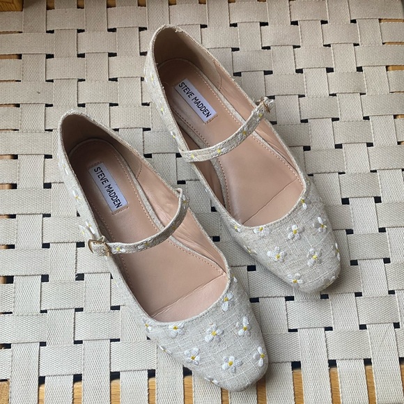 Floral Daisy Mary Jane flats size 10 - Picture 2 of 7